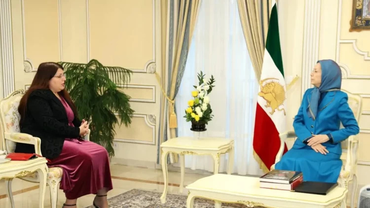 #مریم_رجوی - دیدار رئیس جمهور برگزیده مقاومت #ایران با سناتور پلگرینو عضو کمیسیون‌های سیاست اتحادیه اروپا و دفاع از #حقوق‌_بشر در سنای ایتالیا